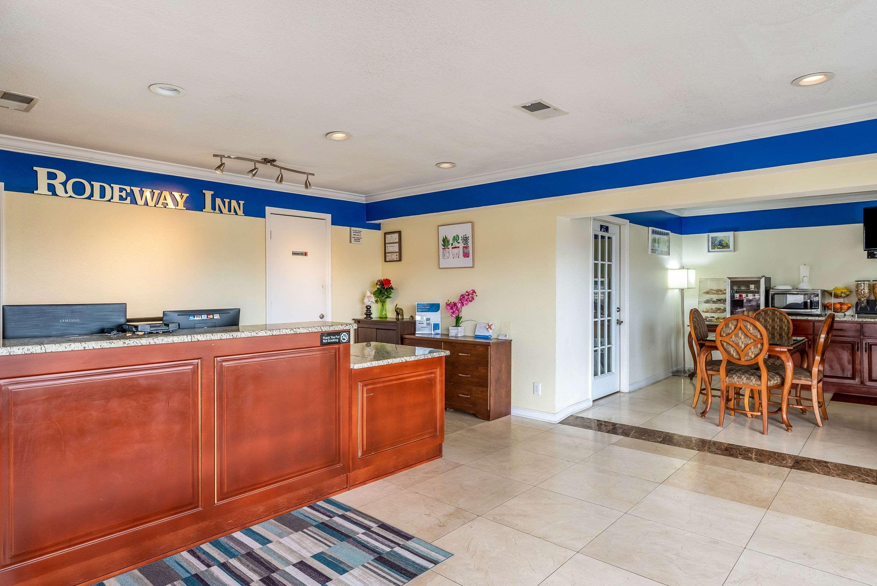 Rodeway Inn ブッシュネル  エクステリア 写真