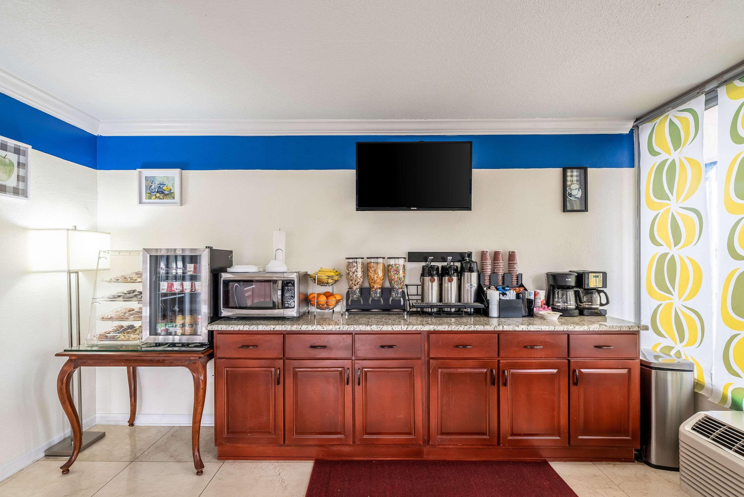 Rodeway Inn ブッシュネル  エクステリア 写真