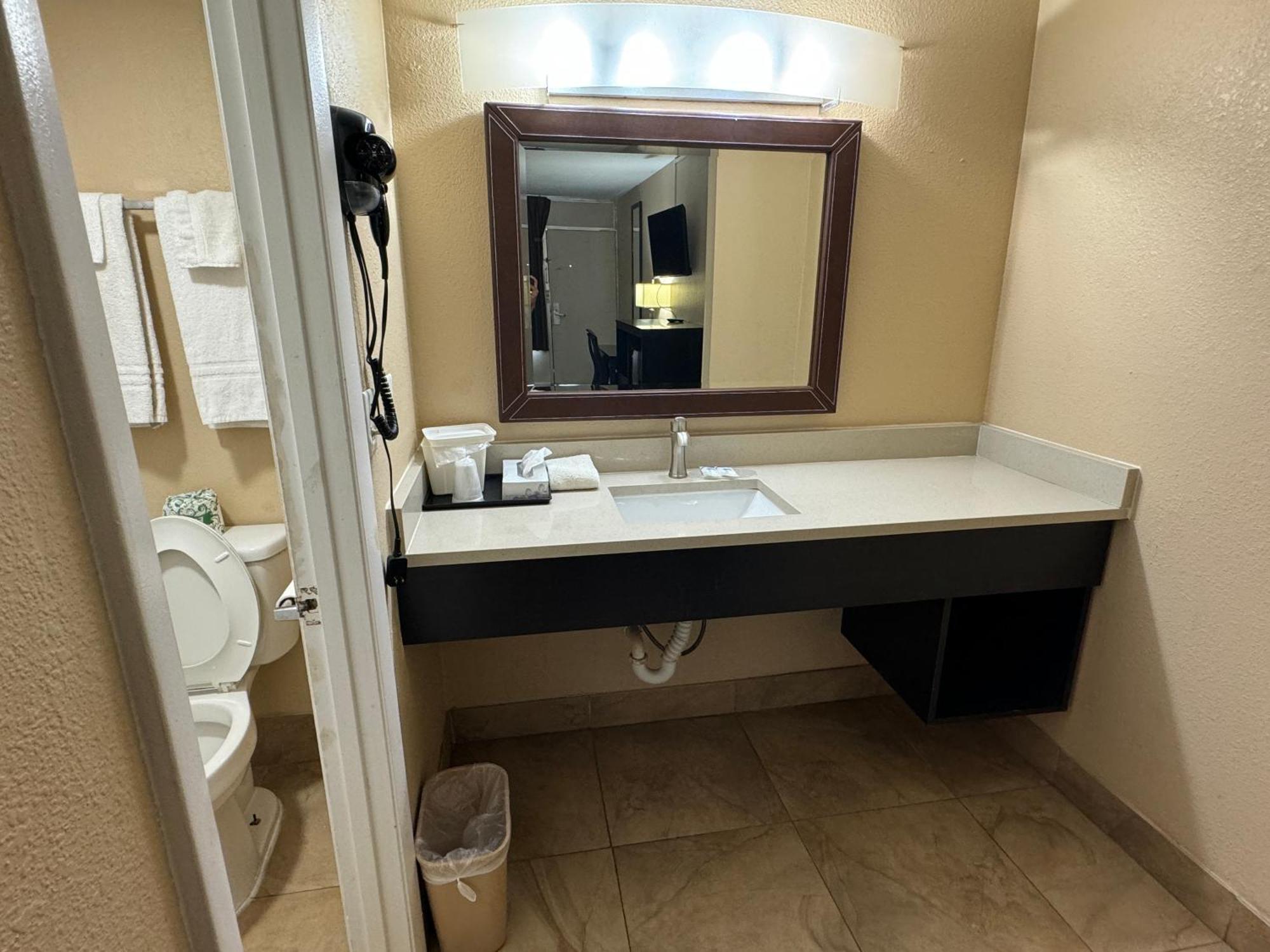 Rodeway Inn ブッシュネル  エクステリア 写真