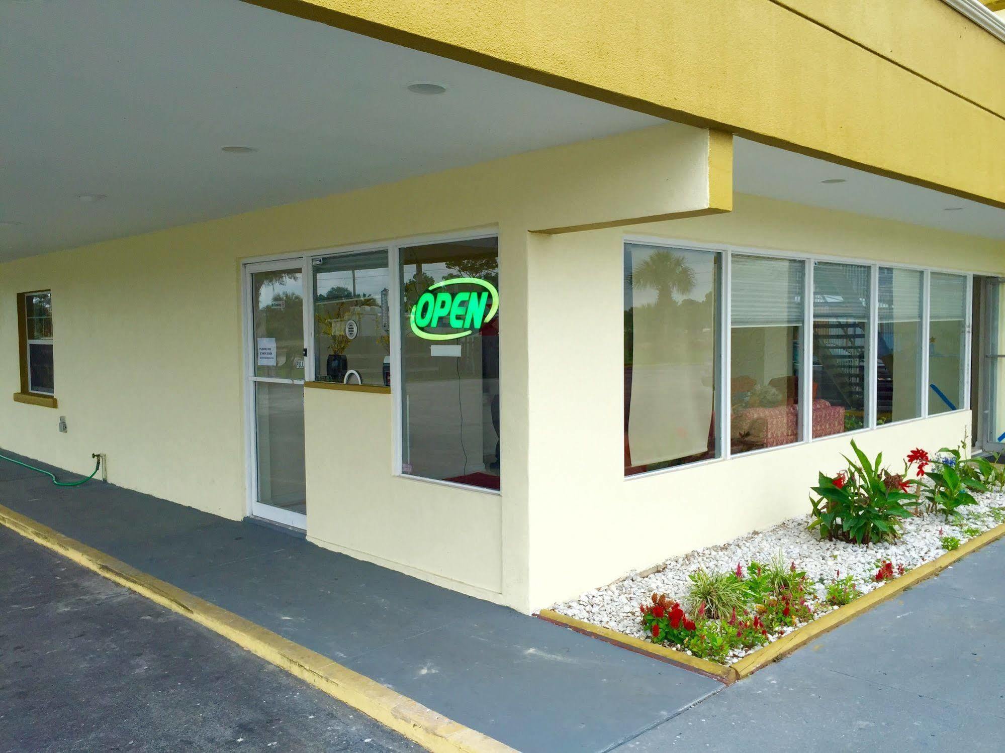 Rodeway Inn ブッシュネル  エクステリア 写真