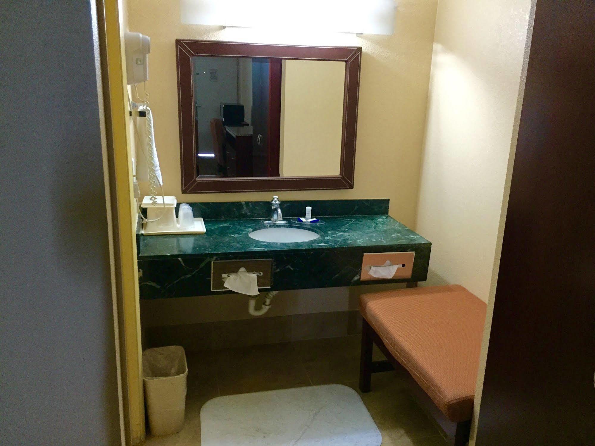 Rodeway Inn ブッシュネル  エクステリア 写真