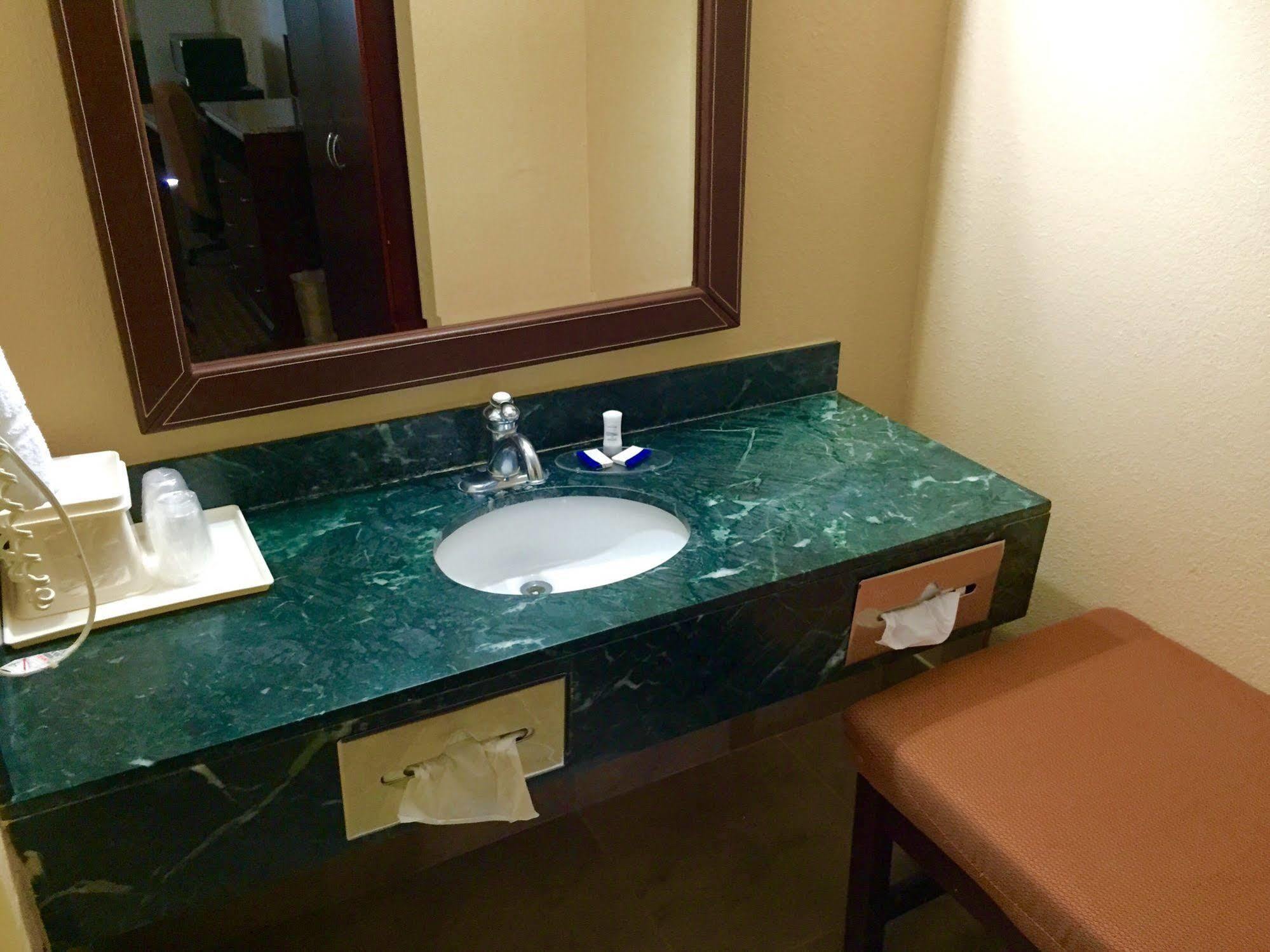 Rodeway Inn ブッシュネル  エクステリア 写真