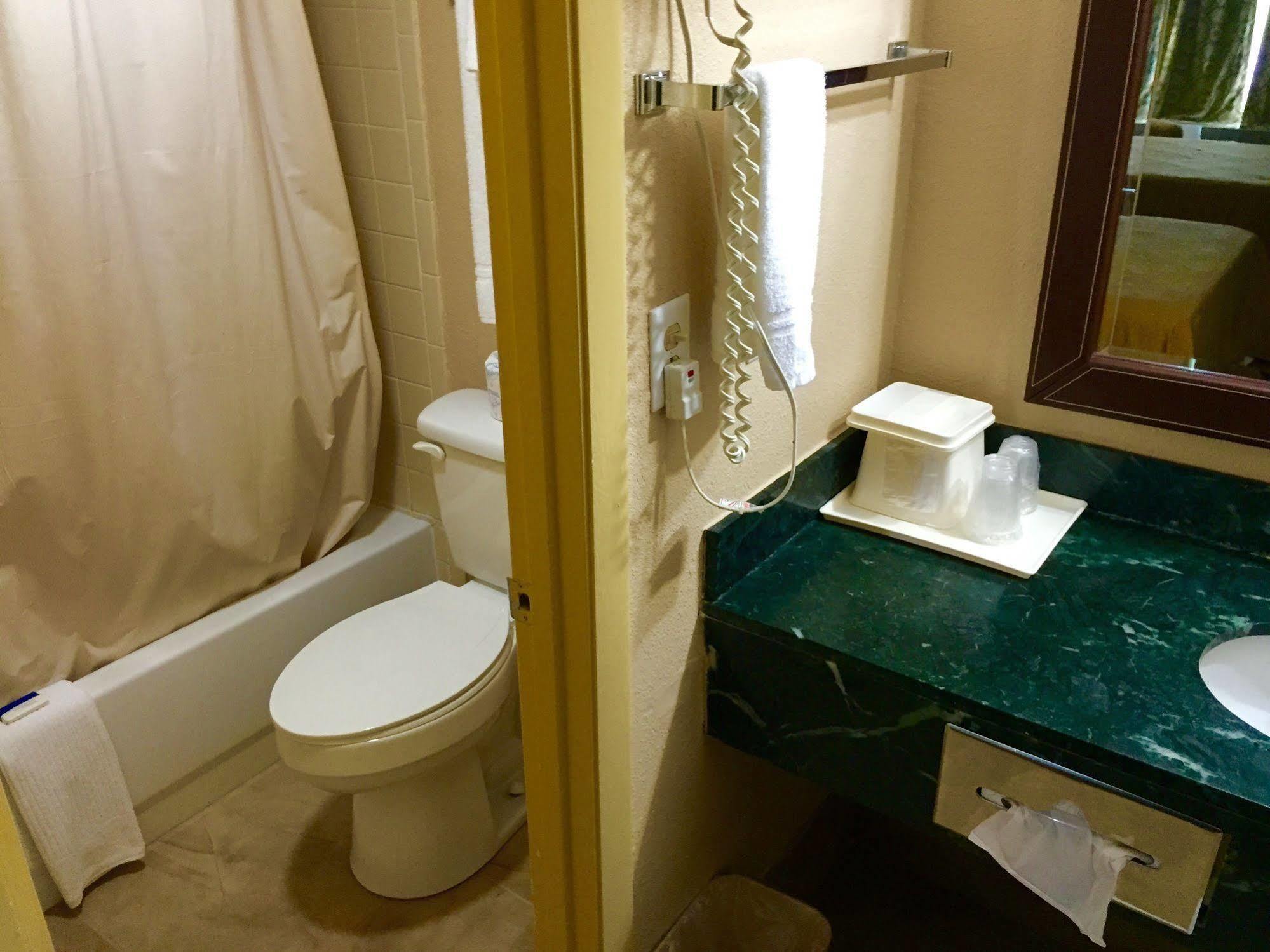 Rodeway Inn ブッシュネル  エクステリア 写真