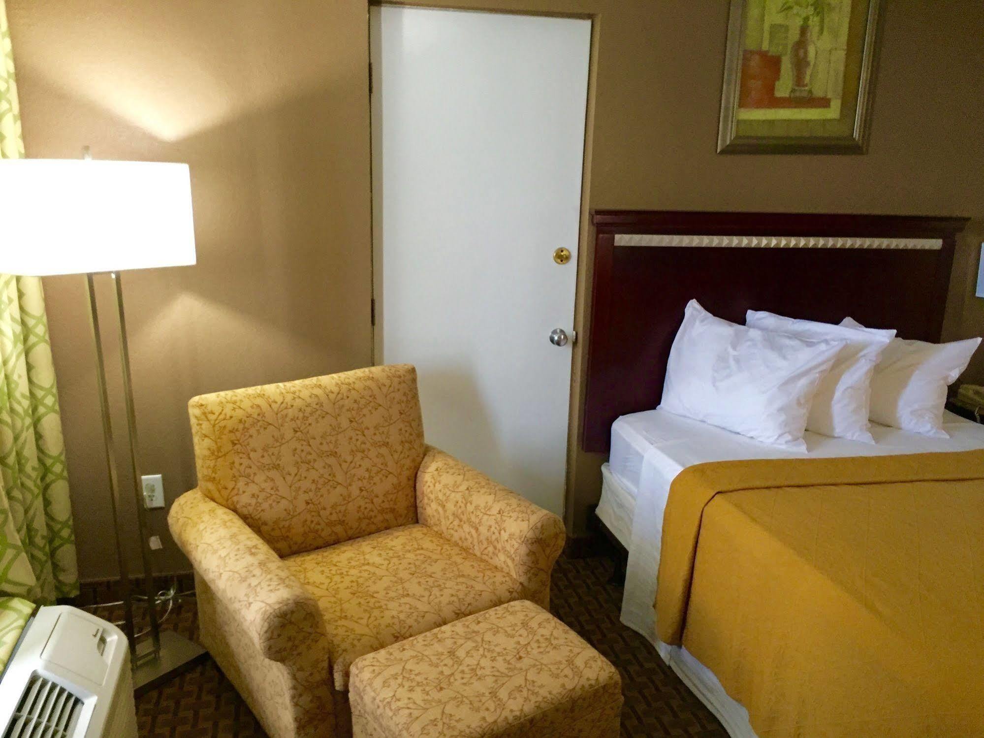 Rodeway Inn ブッシュネル  エクステリア 写真