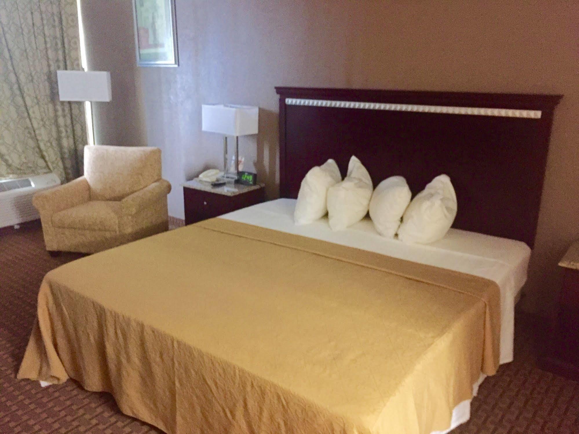 Rodeway Inn ブッシュネル  エクステリア 写真