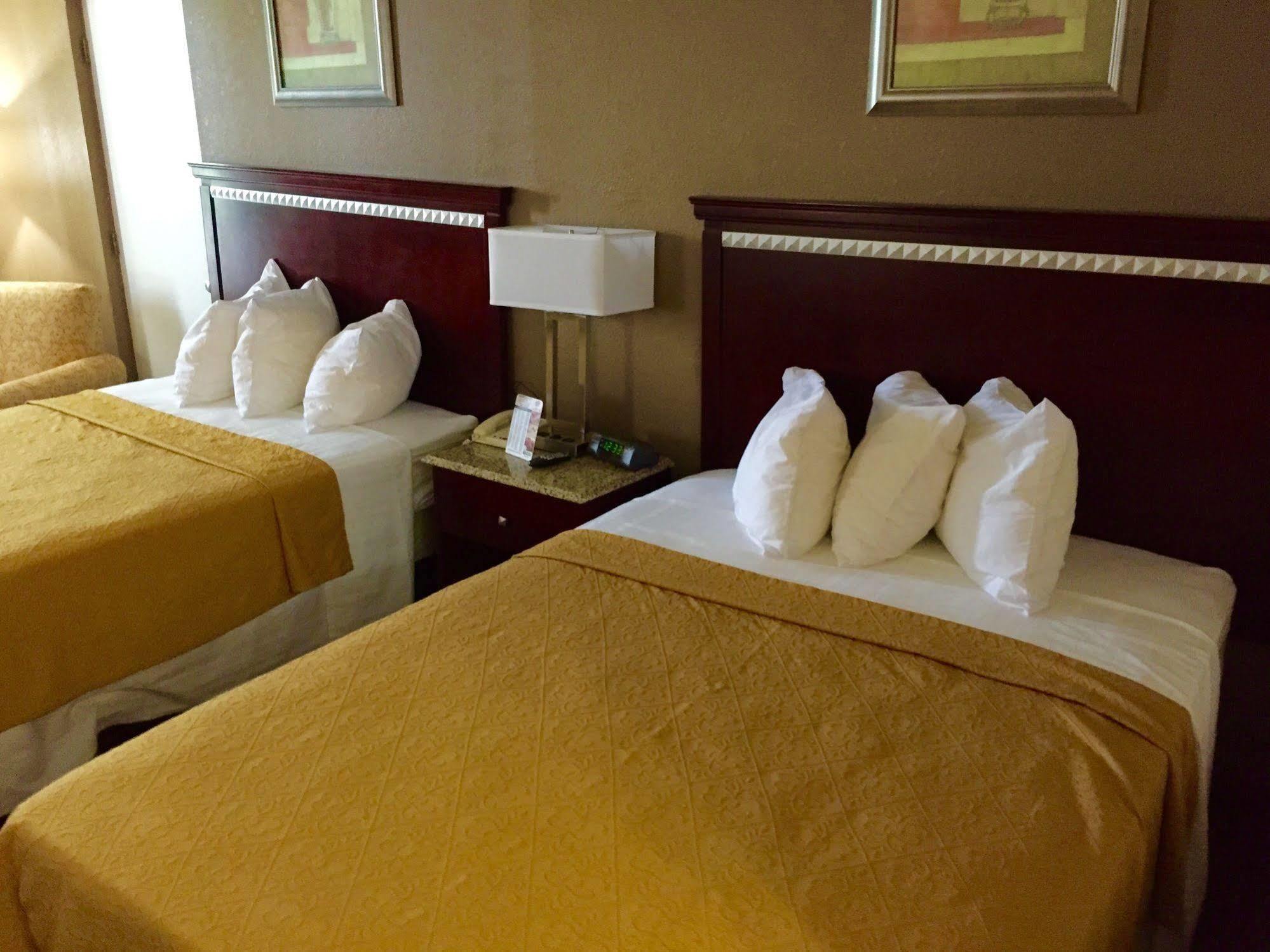 Rodeway Inn ブッシュネル  エクステリア 写真