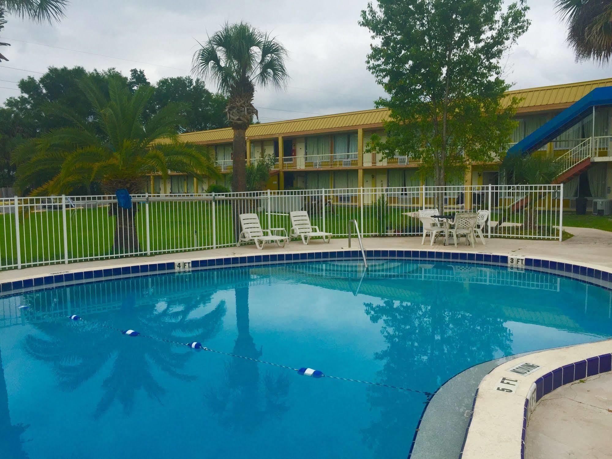 Rodeway Inn ブッシュネル  エクステリア 写真